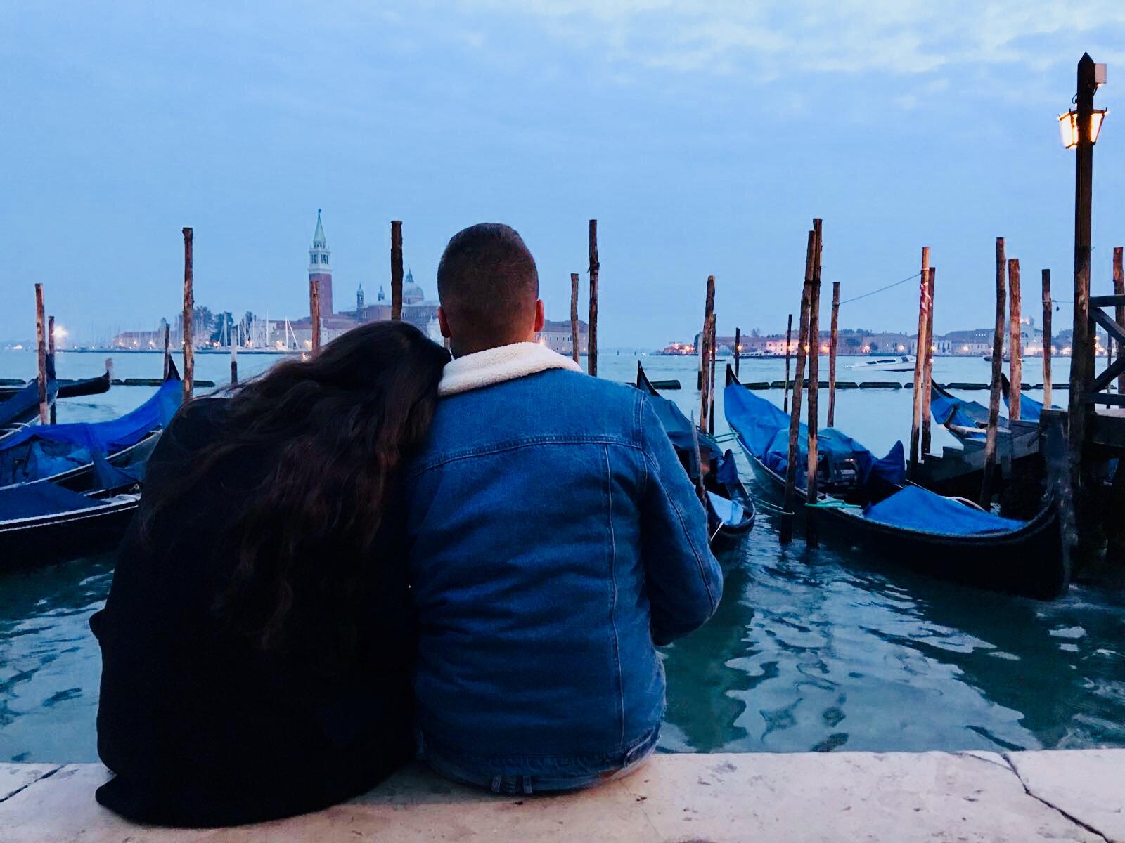 Carlos y Zenaida contemplando Venecia junto a las góndolas